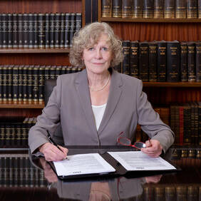 Rechtsanwältin und Notarin Christine Wendler im RBO Beurkundungszimmer